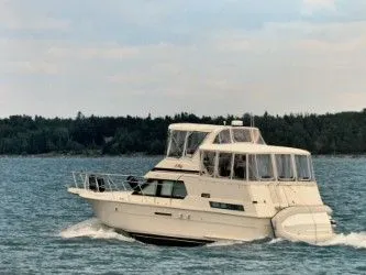 The Image of 1991 Hatteras 40 DC yacht cruising on calm waters. - 0