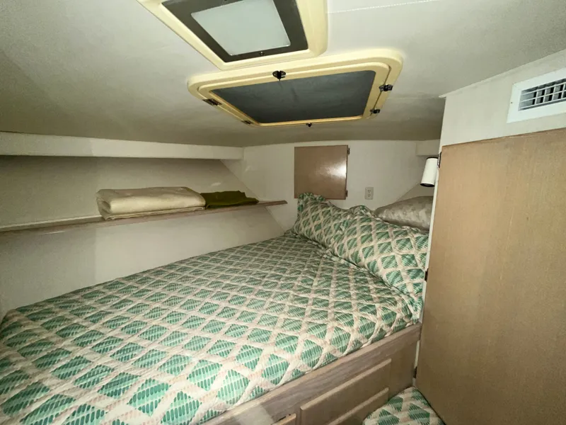 Slide: The Image of Interior of a 1991 Hatteras 40 DC yacht with cozy bed. - 11