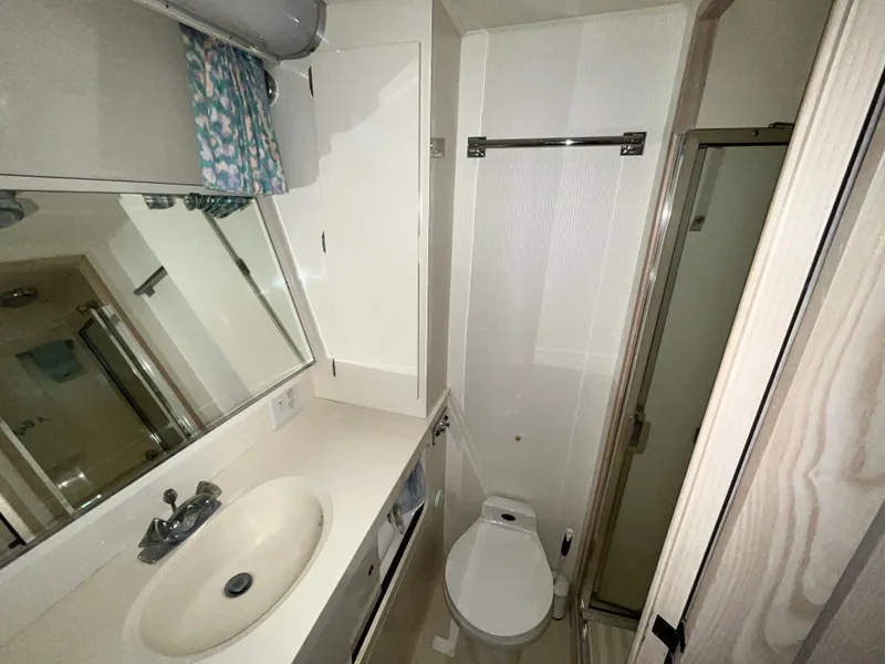 Slide: The Image of Bathroom of the 1991 Hatteras 40 DC yacht. - 4