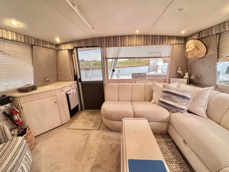Slide: The Image of Interior of a 1995 Ocean Yachts 42 SS with cozy sofa. - 32