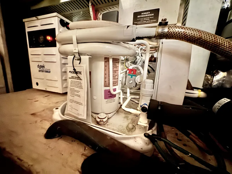 Slide: The Image of Engine room of a 1995 Ocean Yachts 42 SS with technical equipment. - 40