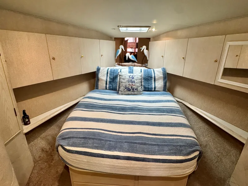 Slide: The Image of Interior of a 1995 Ocean Yachts 42 SS with cozy bed. - 46