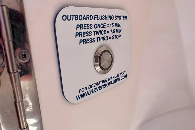 Slide: The Image of Outboard flushing system button on 2022 Windy SR 44 BLACKHAWK boat, with operation instructions. - 114