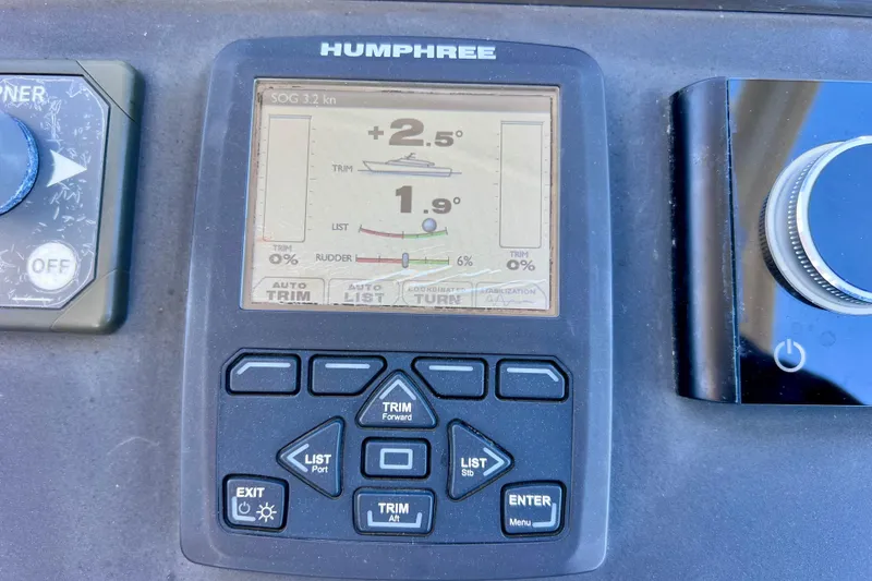 Slide: The Image of Humphree control panel on 2022 Windy SR 44 BLACKHAWK boat dashboard. - 51