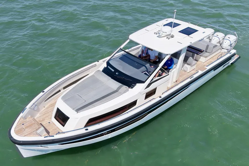 Slide: The Image of 2022 Windy SR 44 BLACKHAWK luxury boat cruising on clear green water. - 7