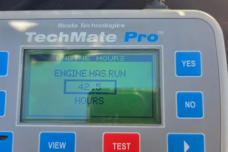 Slide: The Image of TechMate Pro display showing engine run time of 42.5 hours for 2023 Stingray 182 SC. - 87