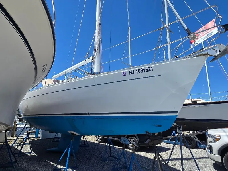 The Image of 1995 Freedom Sloop on a boat trailer outdoors. - 0