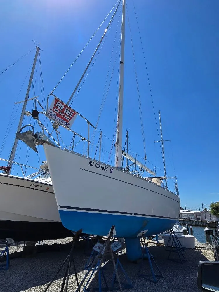 Slide: The Image of 1995 Freedom sloop for sale at marina. - 1
