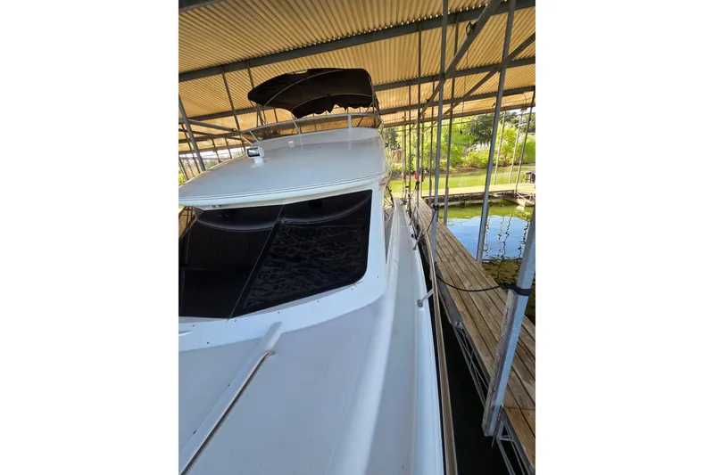 Slide: The Image of 2006 Meridian 411 Sedan yacht docked under covered marina. - 24