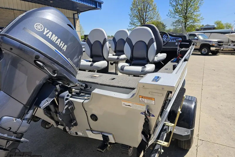 Slide: The Image of 2014 Alumacraft Classic 165 boat with Yamaha outboard motor, featuring comfortable seating and sleek design. - 28