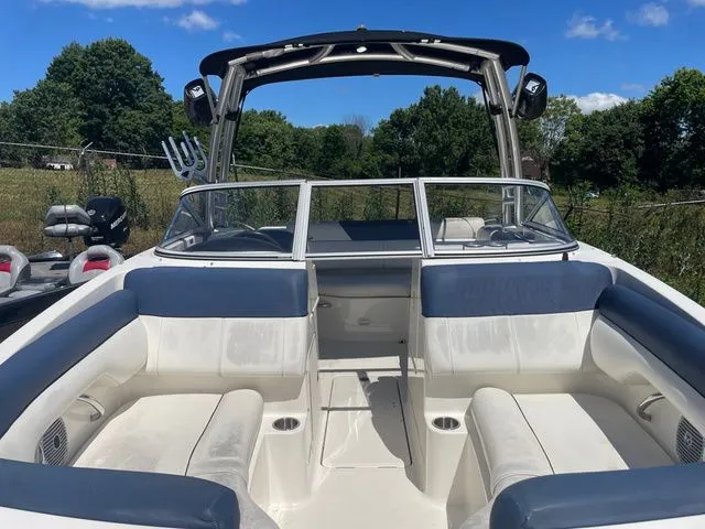 Slide: The Image of Bayliner 195 Deck Boat 2015 - 3
