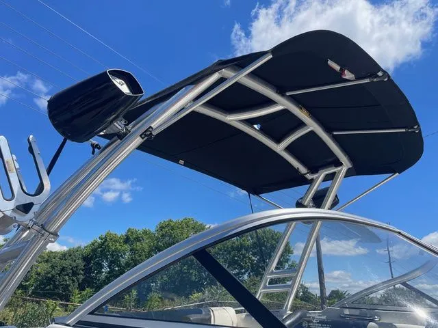 Slide: The Image of Bayliner 195 Deck Boat 2015 - 4