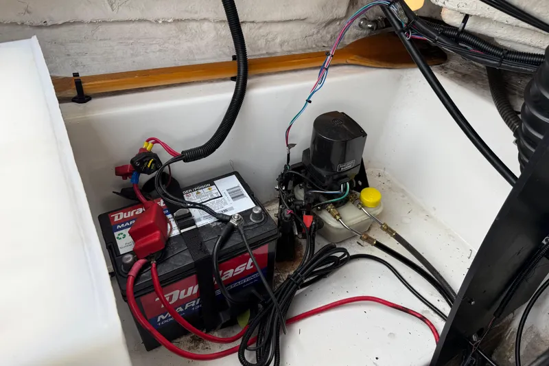 Slide: The Image of Battery and wiring setup in a 2016 Tahoe 500 TF boat. - 33
