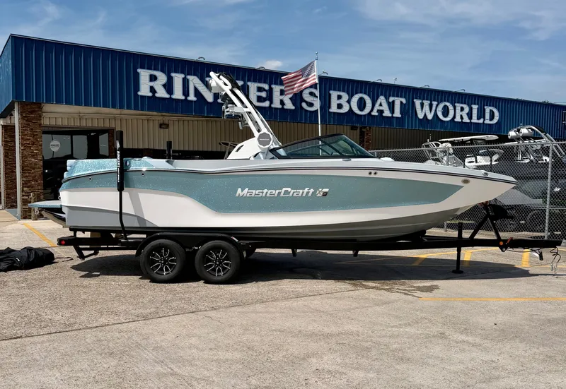The Image of 2026 MasterCraft XT24 boat at Rinker's Boat World. - 1