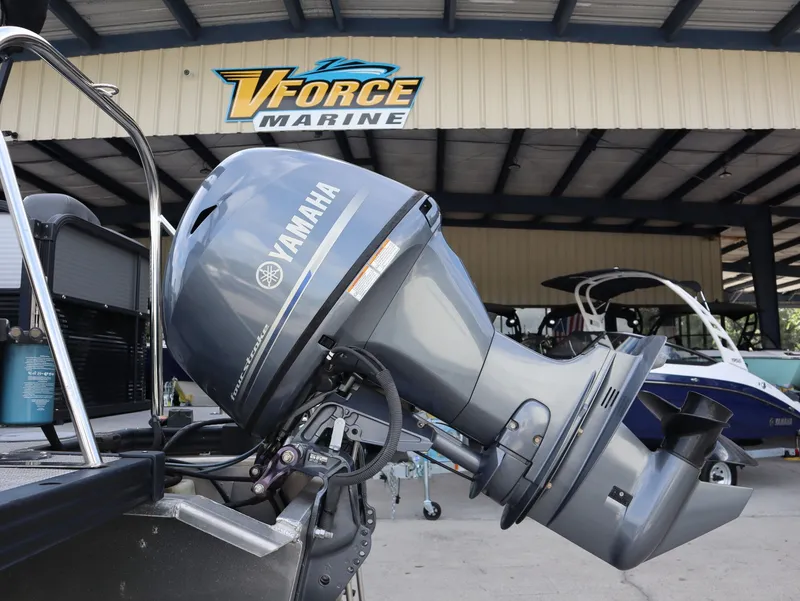 Slide: The Image of Yamaha outboard motor on Manitou AURORA LE 20RF, VForce Marine background. - 11