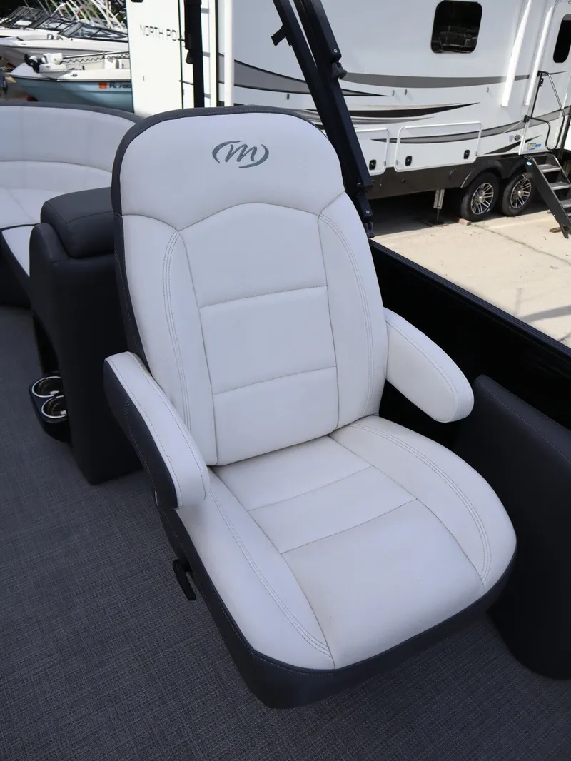 Slide: The Image of Comfortable seat in Manitou AURORA LE 20RF 2022 boat. - 16
