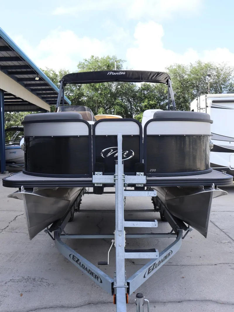 Slide: The Image of 2022 Manitou AURORA LE 20RF pontoon boat on trailer. - 4