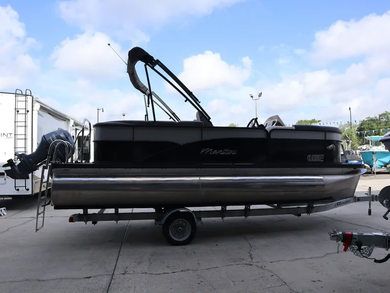 Slide: The Image of 2022 Manitou AURORA LE 20RF pontoon boat on trailer. - 6