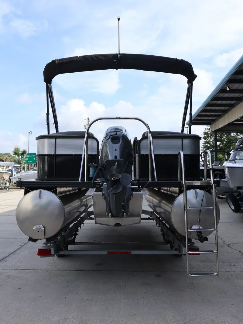 Slide: The Image of 2022 Manitou AURORA LE 20RF pontoon boat, rear view on trailer. - 8