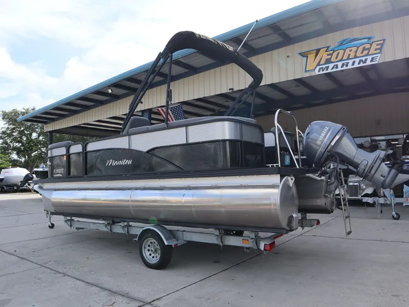 Slide: The Image of 2022 Manitou AURORA LE 20RF pontoon boat at V-Force Marine. - 9