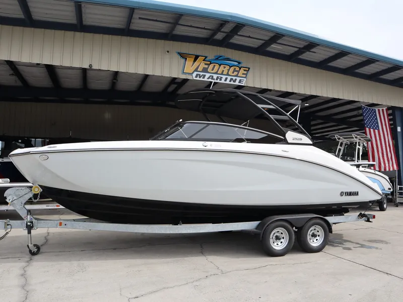 The Image of Yamaha Boats 252XE 2026 on trailer at VForce Marine. - 1
