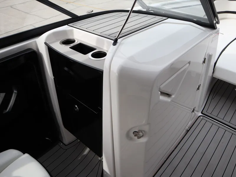 Slide: The Image of Interior of 2026 Yamaha Boats 252XE with cup holders. - 10