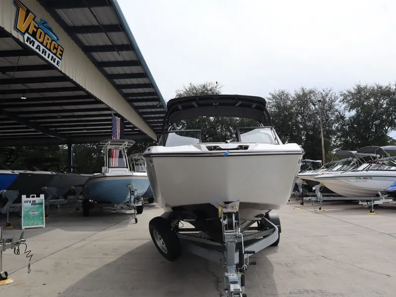 Slide: The Image of 2026 Yamaha Boats 252XE on trailer at VForce Marine. - 3