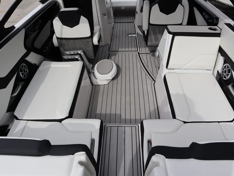 Slide: The Image of Interior of 2026 Yamaha Boats 252XE with luxurious seating. - 5