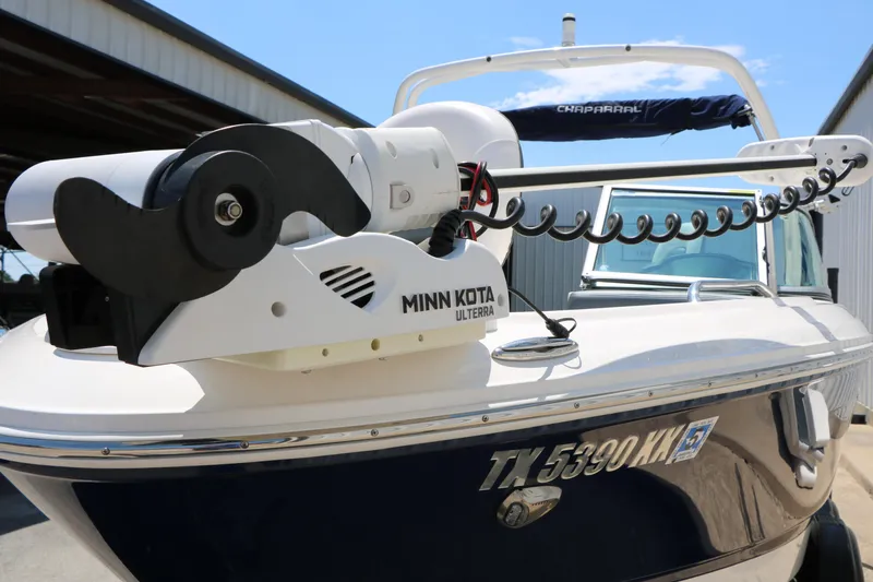 Slide: The Image of 2021 Chaparral 21 SSi Ski & Fish boat with Minn Kota Ulterra motor. - 17