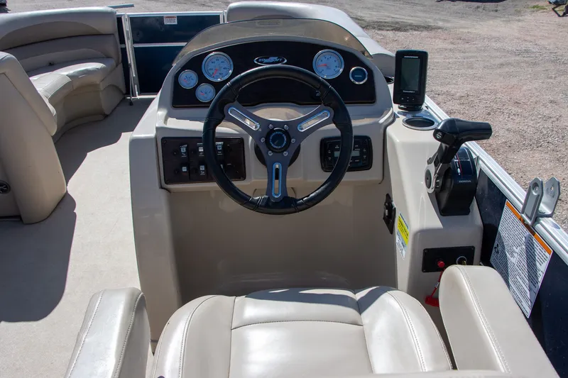 Slide: The Image of Interior view of a 2017 Starcraft EX23 R boat cockpit. - 8