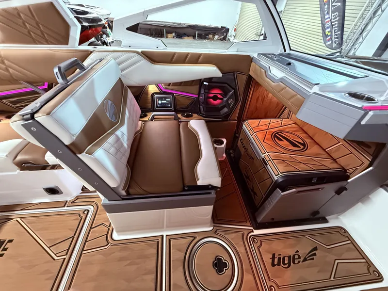 Slide: The Image of Interior of 2024 Tigé Ultré 23ZX with luxurious design. - 40