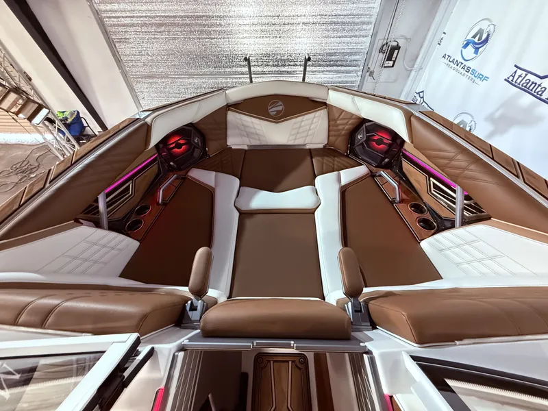 Slide: The Image of Tigé Ultré 23ZX 2024 - 58