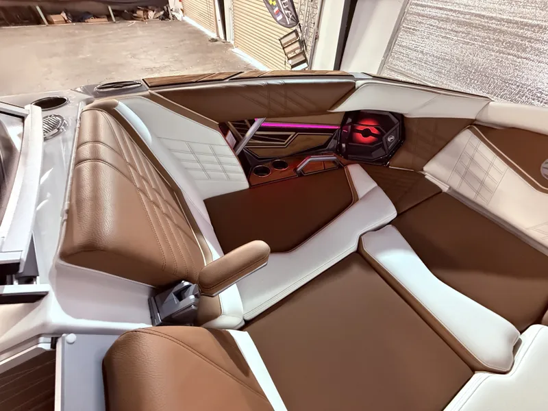 Slide: The Image of Tigé Ultré 23ZX 2024 - 60