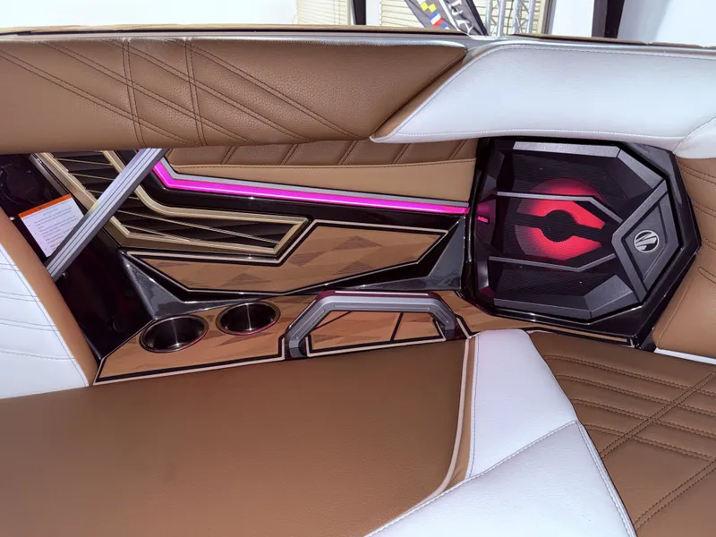 Slide: The Image of Tigé Ultré 23ZX 2024 - 61