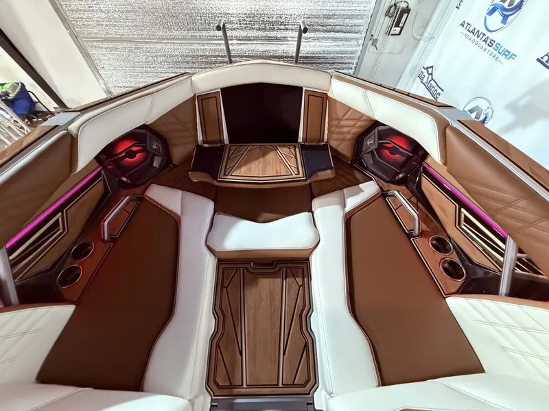 Slide: The Image of Tigé Ultré 23ZX 2024 - 62