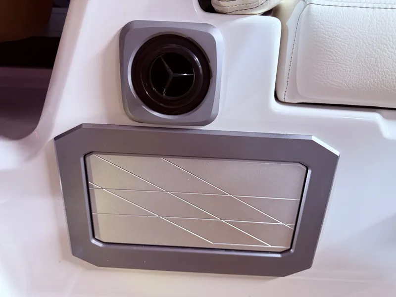 Slide: The Image of Tigé Ultré 23ZX 2024 - 63