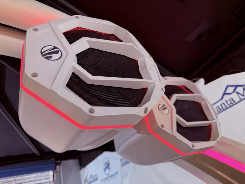 Slide: The Image of Tigé Ultré 23ZX 2024 - 64