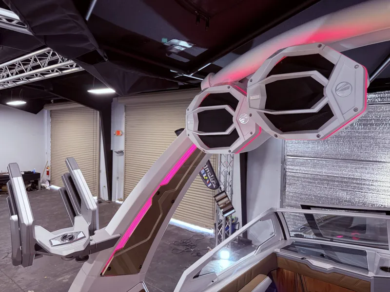 Slide: The Image of Tigé Ultré 23ZX 2024 - 66