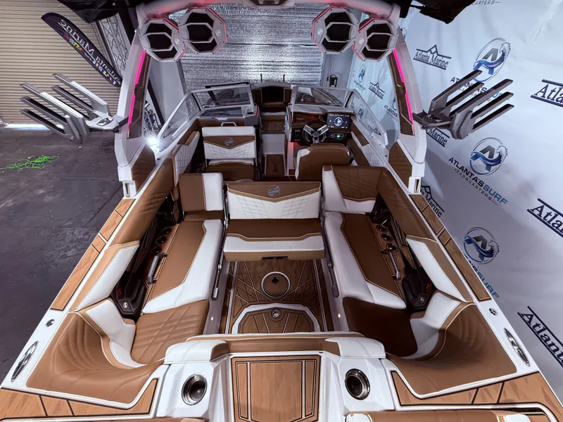 Slide: The Image of Tigé Ultré 23ZX 2024 - 67