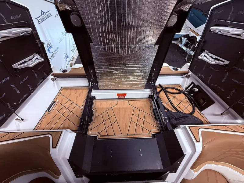 Slide: The Image of Tigé Ultré 23ZX 2024 - 68