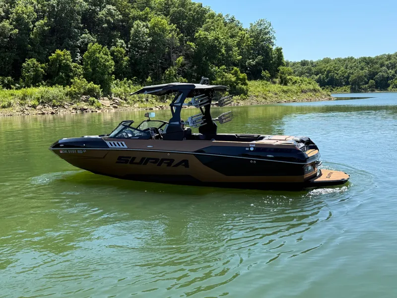 The Image of 2021 Supra SE 550 boat on a tranquil lake. - 1