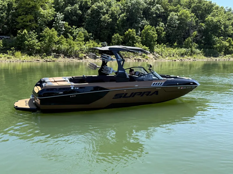 Slide: The Image of 2021 Supra SE 550 boat on a tranquil lake. - 11