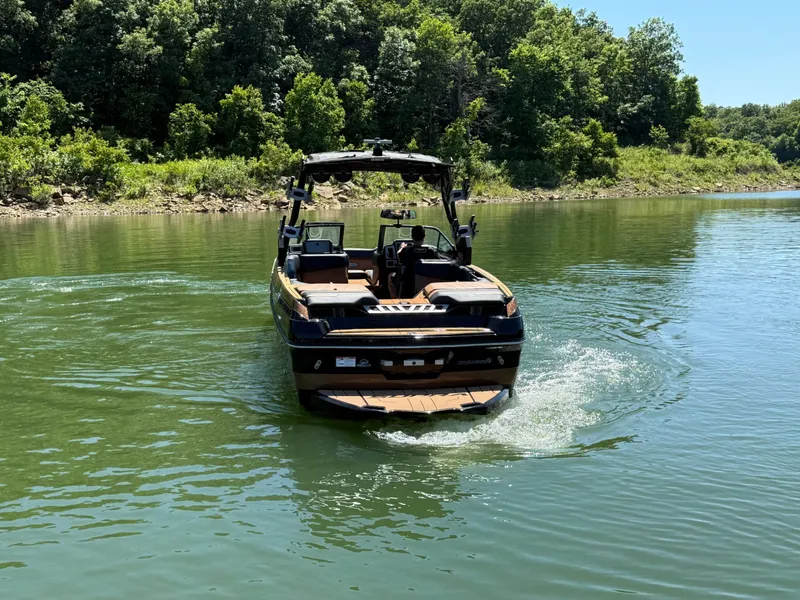 Slide: The Image of 2021 Supra SE 550 boat on a tranquil lake. - 24