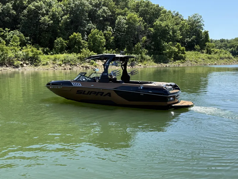 Slide: The Image of 2021 Supra SE 550 boat on a tranquil lake. - 3