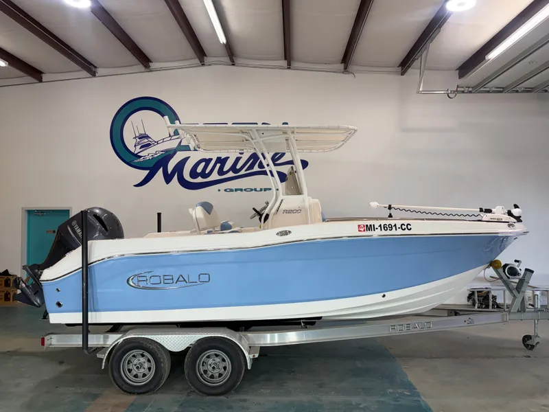 The Image of Robalo R200 Center Console 2022 - 1