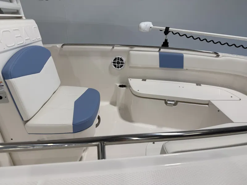 Slide: The Image of Robalo R200 Center Console 2022 - 10