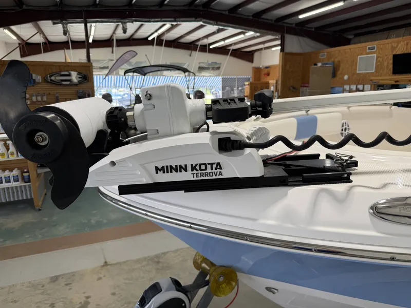 Slide: The Image of Robalo R200 Center Console 2022 - 11