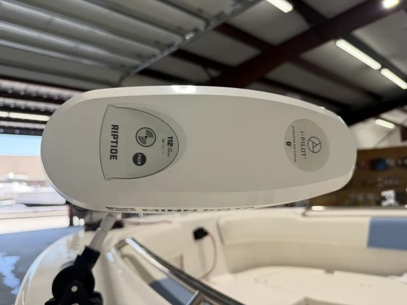 Slide: The Image of Robalo R200 Center Console 2022 - 12