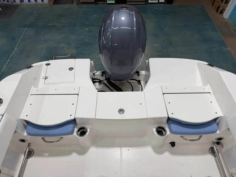 Slide: The Image of Robalo R200 Center Console 2022 - 13