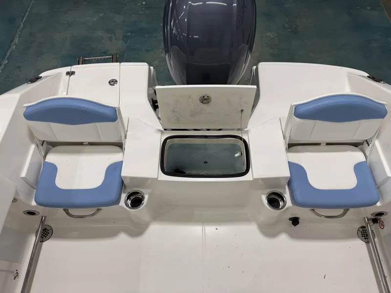 Slide: The Image of Robalo R200 Center Console 2022 - 14